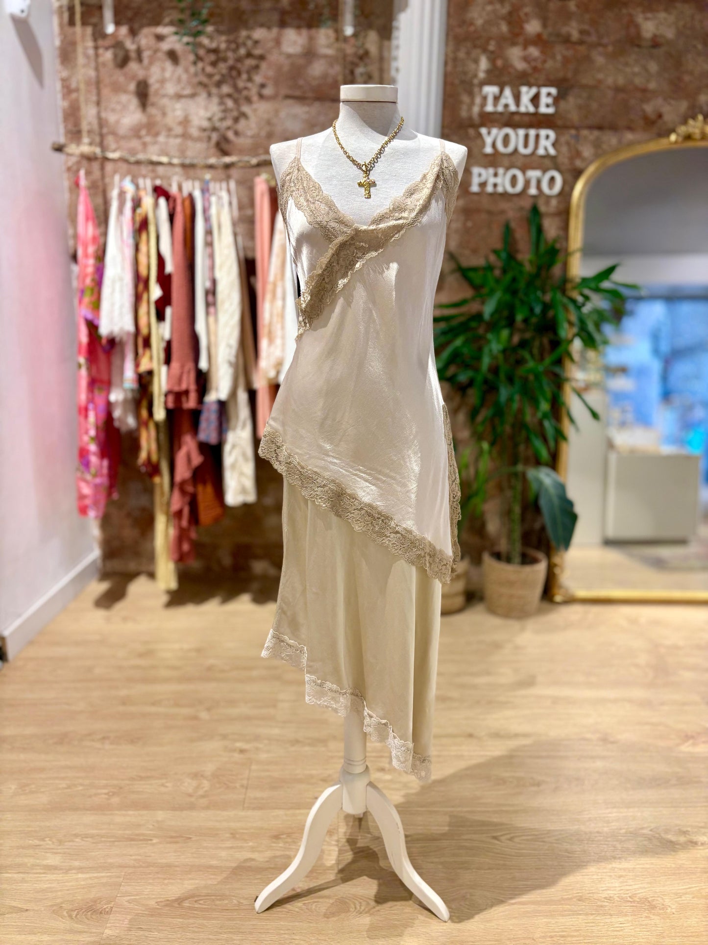 Blusa Satinada Asimétrica con Encaje