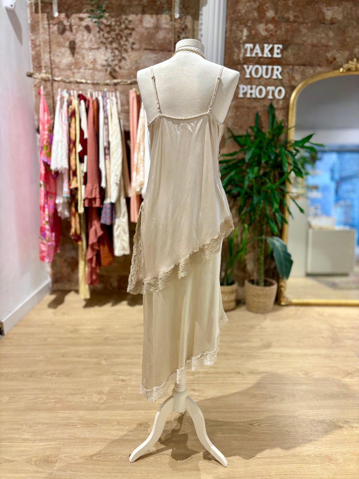 Blusa Satinada Asimétrica con Encaje