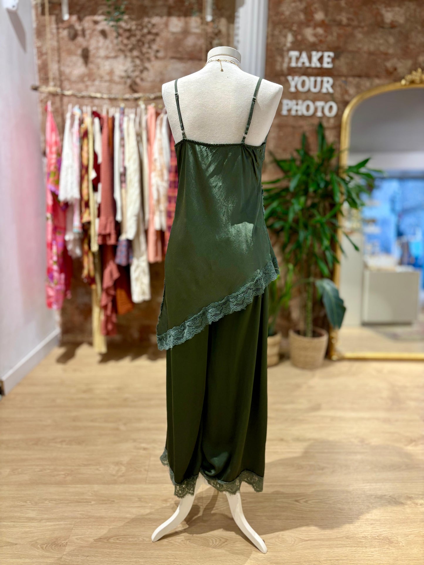 Blusa Satinada Asimétrica con Encaje